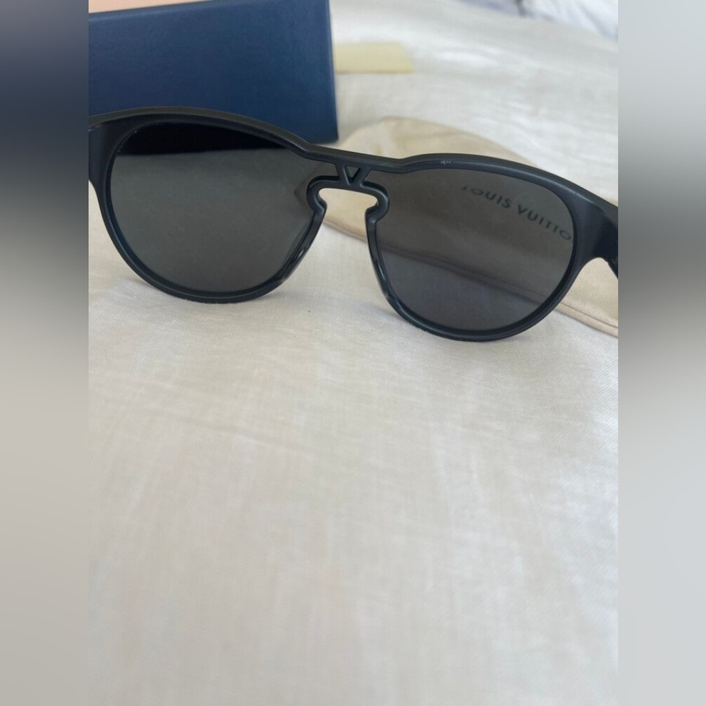 Louis Vuitton Waimea Round Sunglasses - Picture 4 of 11